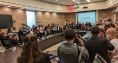 عائلات أسرى إسرائيليين تقتحم اجتماعا للكنيست للمطالبة بصفقة تبادل فورا