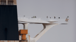 الإفراج عن طاقم الناقلة الإيرانية المحتجزة.. واستمرار التحقيقات