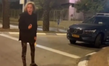 اسرائيلية توبخ جنديا من لواء “جولاني”.. اتهمته بقتل الأبرياء (شاهد)