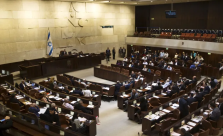 مشادات بالكنيست خلال مناقشة قانون لطرد عائلات منفذي العمليات ضد إسرائيل