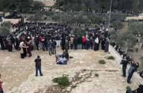 شاهد: منع جنازة من دخول الأقصى لتأدية الصلاة والاعتداء على المشيعين