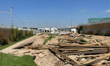 الجرافات الإسرائيلية بحماية الشرطة تهدم قاعة أفراح في قلنسوة