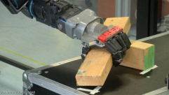 شاهد| روبوت يشبه الانسان !!