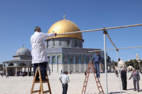  استعدادا لشهر رمضان: نصب مظلات في الأقصى