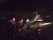 طواقم الإنقاذ تعاملت أمس مع 30 حالة إنقاذ من والوديان والأنهر