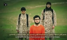 "الدولة" ينشر شريطا يظهر طفلا يعدم جاسوسا إسرائيليا