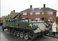 سويدي يشتري دبابة لممارسة ألعاب الشتاء على الجليد