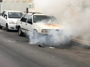 فيديو: احتراق مركبة في مدينة يافا وطواقم الاطفائية تهرع للمكان 