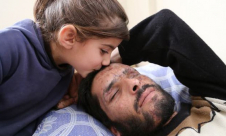 ابنة لاجئ سوري فقد سمعه وبصره: خذوا عينيّ وأعطوهما لوالدي