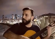  فيديو: شاب من طولكرم يغني "هدي يا بحر هدي" على شاطئ يافا 