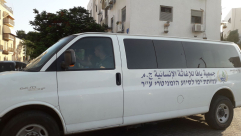  سيارة جمعية يافا تتجول في شوارع المدينة لجمع أموال الزكاة من الأهالي 