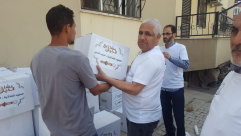 بالصور: الحاج علي ميناوي من يافا يُشرف على ايصال المساعدات الاغاثية للاجئين السوريين
