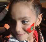 أطفال يافا يتزينون برسم علم المغرب على وجوههم