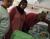 بالصور: المحامي عبد الكريم زبارقة يزور الطفل أحمد دوابشة في مستشفى تل هشومير 