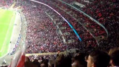  بالفيديو: مشجع يُلقي طائرة ورقية من اعلى المدرجات ويصيب احد اللاعبين في الملعب