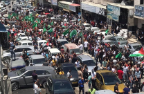 وسط حالة من الغضب.. الآلاف يشيّعون جثمان الناشط نزار بنات في الخليل