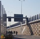  شخص يُهدد بالقفز من فوق جسر ايالون والشرطة تهرع للمكان 