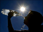  شاهد: رش المارة بالماء للتخفيف من درجة الحرارة بالأردن