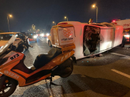  اصابة شخصين بحادث طرق وانقلاب مركبة في شارع 40 مفرق اللد الرملة