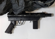  اللد: العثور على سلاح "كارلو" في ساحة مدرسة بالمدينة