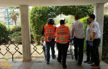  صور: اصابة خطرة لشخص سقط عن علو بورشة عمل في اللد 