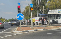  5 إصابات بحادث طرق بين حافلة وسيارة اسعاف في الرملة