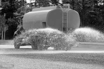 صور: بلدية الرملة ترش الشوارع بالمياه لتلطيف الأجواء الحارة في صيف عام 1920 