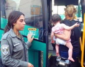 عنصرية - الشرطة تجبر عربيين على النزول من حافلة استجابة لطلب سيدة يهودية !!!