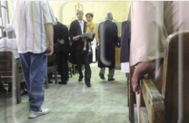 بمصر فقط: محام يحمل موكله أمام القضاء للدفاع عنه.. لماذا؟