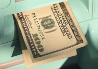 بالفيديو: فوضى إثر تبعثر مليوني $ بالشارع