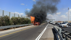 احتراق سيارة قرب الرملة دون وقوع اصابات