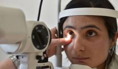 فيديو: طبيب يعثر على شيء غير متوقع في عين امرأة