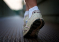 فيديو: بريطاني يسبق مترو الأنفاق ركضًا