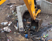 بالصور: بلدية اللد تباشر بتنظيف منظومة الصرف الصحي في حي شنير استعداداً للشتاء