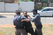 فيديو: الشرطة تعتقل رئيس الهيئة الاسلامية بيافا وتعتدي على الشبان بالضرب 