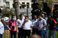   أيمن عودة يزور مقبرة الاسعاف ويعد بتهدئة الأمور واطلاق سراح المعتقلين