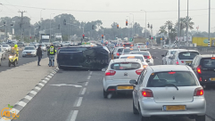 فيديو: اصابات طفيفة بانقلاب مركبة قرب الرملة 