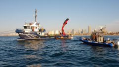 بالفيديو: محاولات لانتشال المركب في ميناء يافا بعد انقلابه فجر أمس