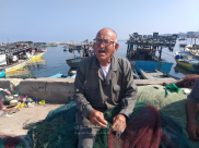 "رَسْل الشبك".. صياد يافاوي ينسج رزقه على بحر غزة 