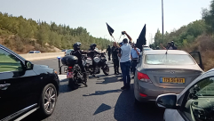 مسيرة السيارات تواصل طريقها الى القدس وتعرقل حركة السير في شارع 6 احتجاجاً على العنف