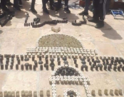 المصلون يحولون القنابل التي أُطلقت باتجاههم الى مجسم على شكل قبة الصخرة