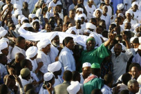 صور: السودانيون يشيعون جنازة المفكر الإسلامي حسن الترابي