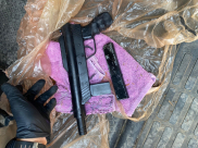 الشرطة: ضبط سلاح من نوع "كارلو جوستاف" في الرملة خلال عملية تفتيش 