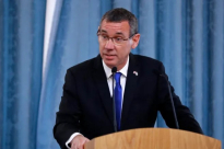 الجو حار.. تصريح صادم لمستشار نتنياهو بشأن تجريد نازحي غزة من ملابسهم