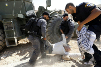  الخان الأحمر- اغلاق طرق ومواجهات واعتقالات