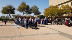 طلاب جامعة تل ابيب يقيمون صلاة الظهر جماعة في ساحة الجامعة رداً على اغلاق المصلى