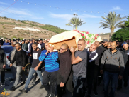  "يحملون نعش معلمتهم" طلاب يافا يشيّعون جثمان المربية سالي عقل في عرعرة