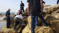 بالفيديو: العثور على جثة شخص مجهول الهوية في ميناء يافا 