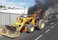 بالصور: إحتراق جرافة قرب سجن ابو كبير دون وقوع اصابات 