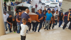 بالصور: جموع غفيرة تشارك في تشييع جثمان الطبيب شادي محارب في اللد 